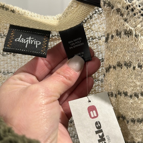 New from Buckle long sleeve knit white wait card - Picture 3 of 4